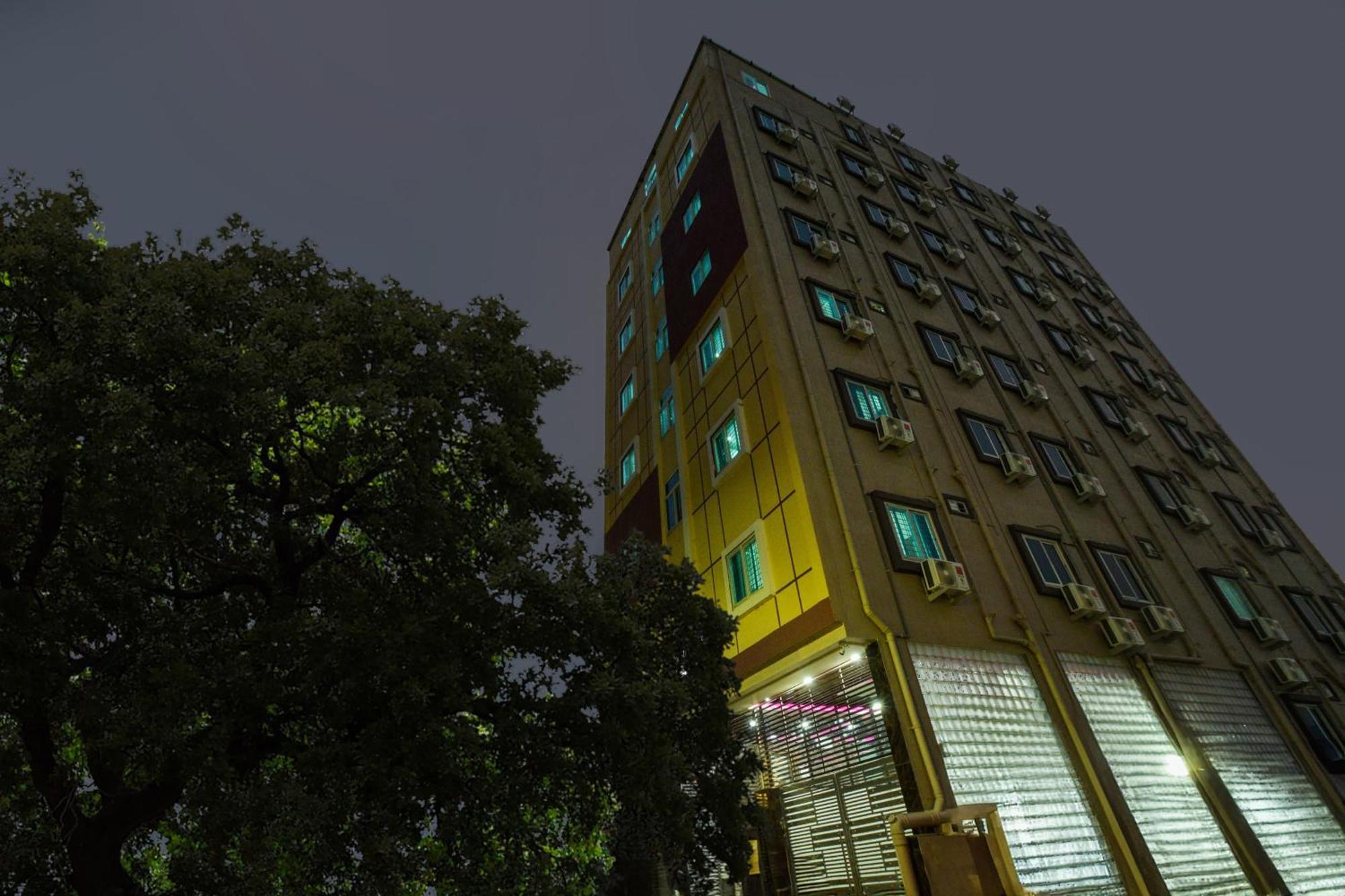 Super Townhouse Kokapet Formerly Aarian Tej Nilayam Gundipet Екстериор снимка