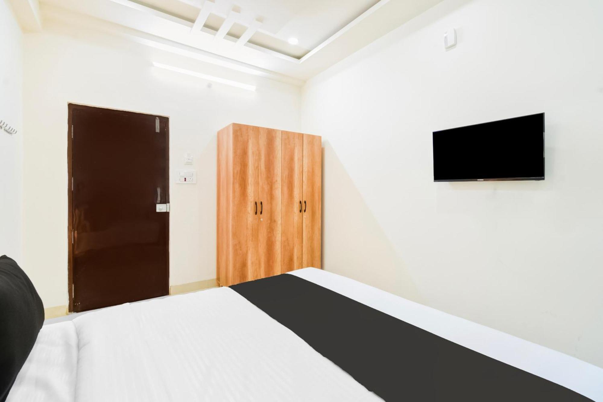 Super Townhouse Kokapet Formerly Aarian Tej Nilayam Gundipet Екстериор снимка