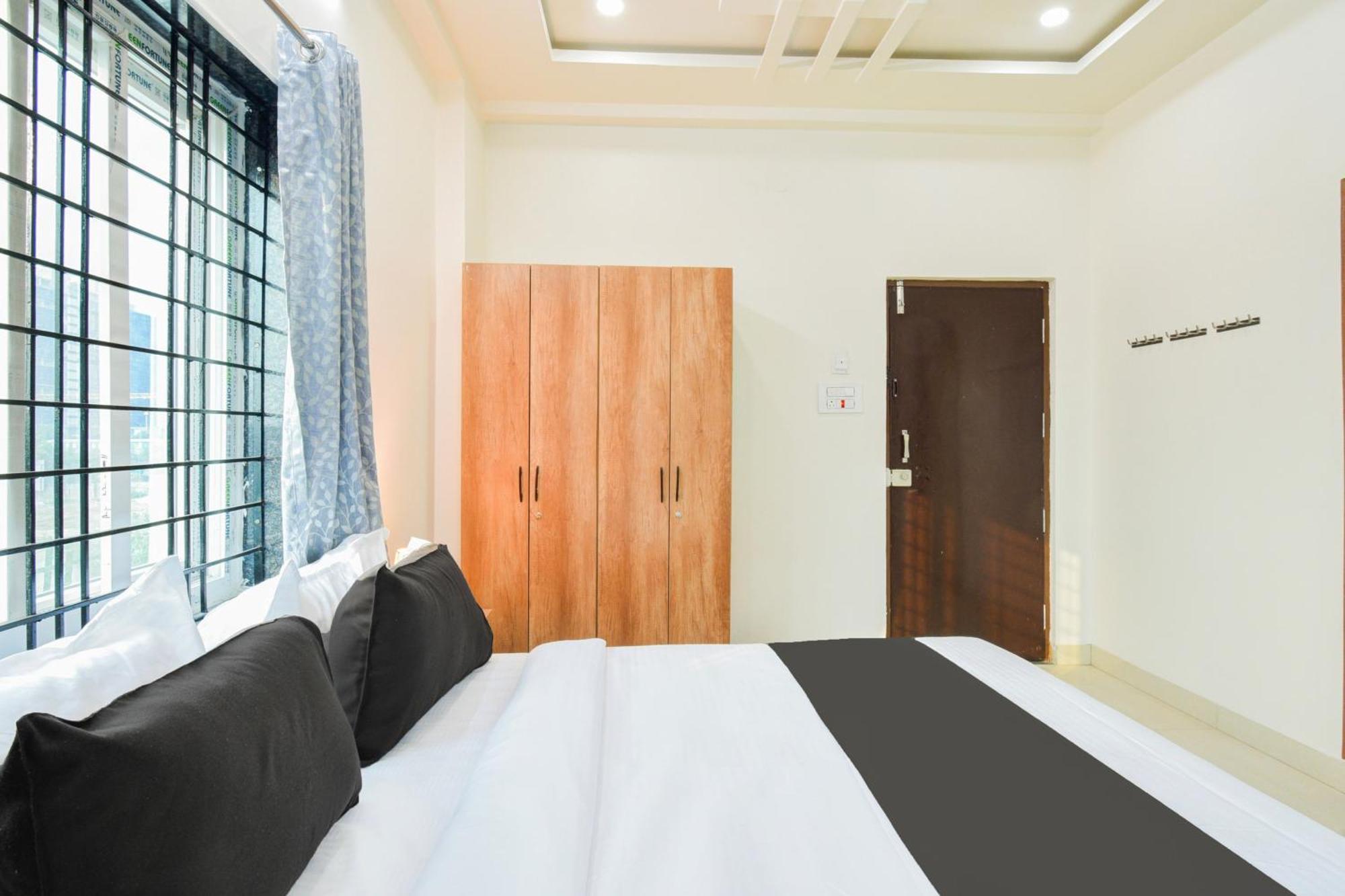 Super Townhouse Kokapet Formerly Aarian Tej Nilayam Gundipet Екстериор снимка