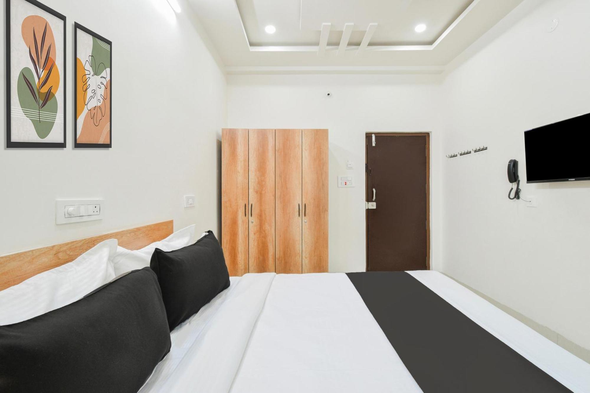 Super Townhouse Kokapet Formerly Aarian Tej Nilayam Gundipet Екстериор снимка