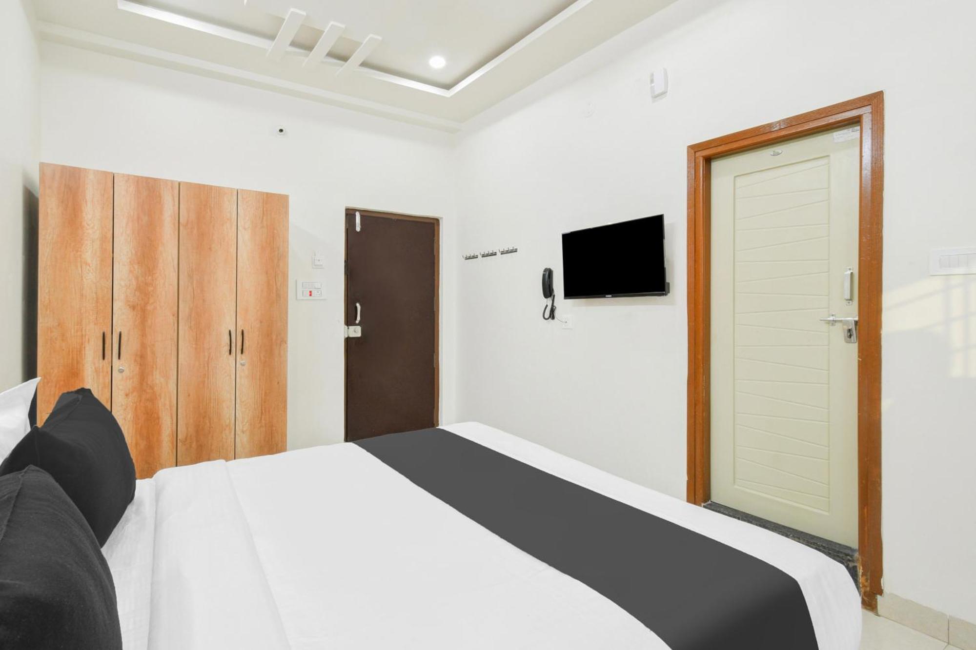 Super Townhouse Kokapet Formerly Aarian Tej Nilayam Gundipet Екстериор снимка