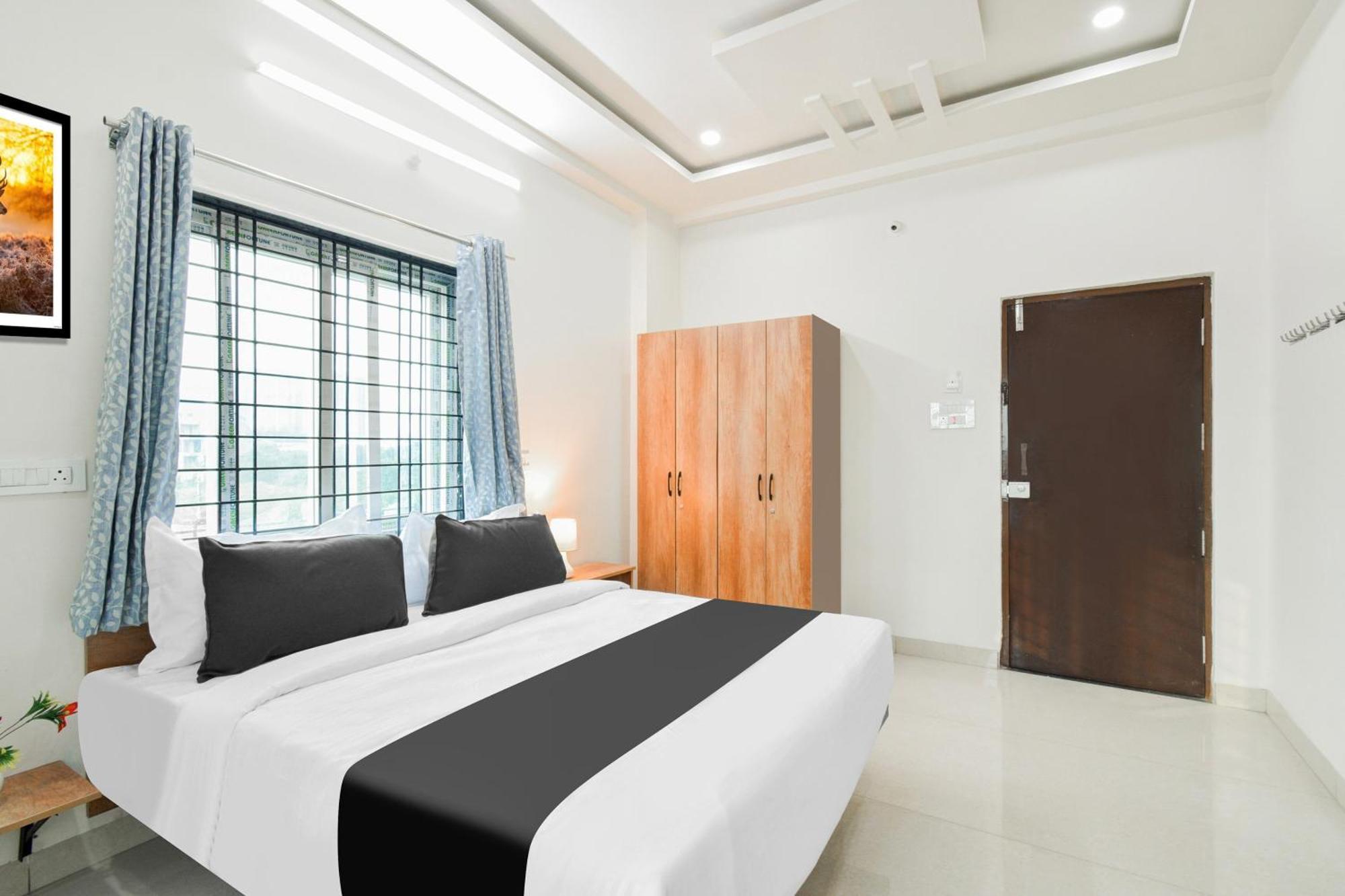 Super Townhouse Kokapet Formerly Aarian Tej Nilayam Gundipet Екстериор снимка